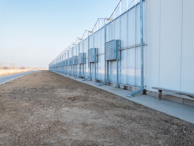 Façade de serre avec climatisation et conduits d'air extérieur