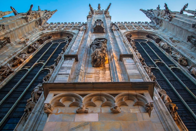 Façade, statues et éléments décoratifs sur le toit du Duomo de Milan.