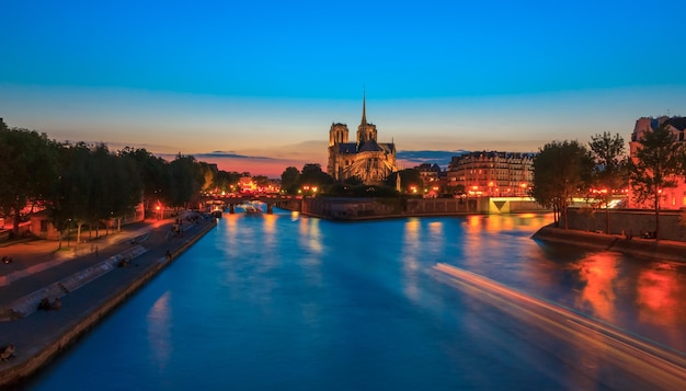 La façade sud de la cathédrale Notre-Dame de Paris au coucher du soleil