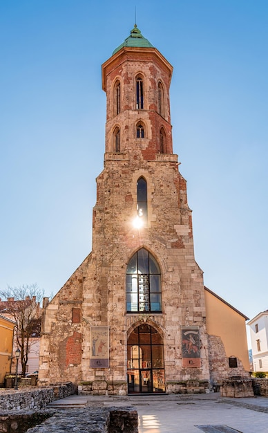 Façade de la tour de l'église de Marie-Madeleine à Budapest