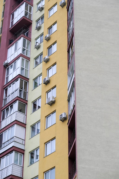 Façade d'une tour d'habitation moderne