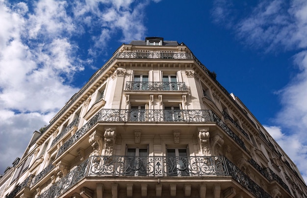 La façade traditionnelle du bâtiment parisien France