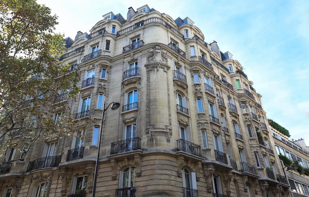 La façade traditionnelle du bâtiment parisien France