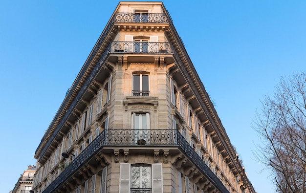 La façade traditionnelle du bâtiment parisien France