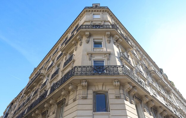 La façade traditionnelle du bâtiment parisien France