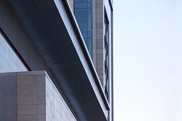 Façade transparente du bâtiment contre le ciel