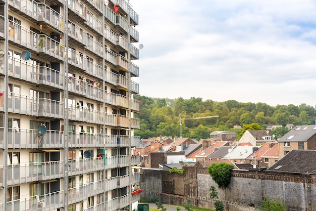 Façade typique d'un immeuble d'appartements avec de nombreux balcons, Europe. Grande maison avec appartements, ancienne architecture européenne,