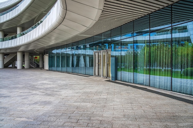 La façade en verre d'un bâtiment moderne reflète le paysage urbain