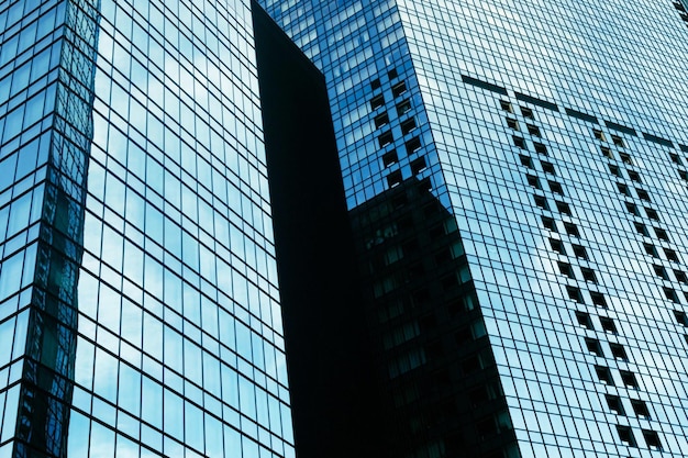 Façade en verre de bâtiment moderne