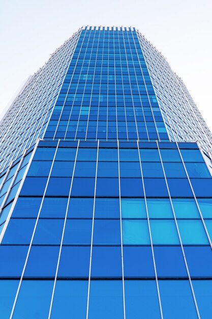 Façade en verre d'un bâtiment public moderne au centre d'une grande ville