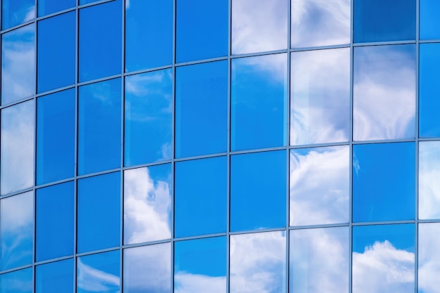 Façade en verre bleu d'un immeuble de bureaux Reflet des nuages