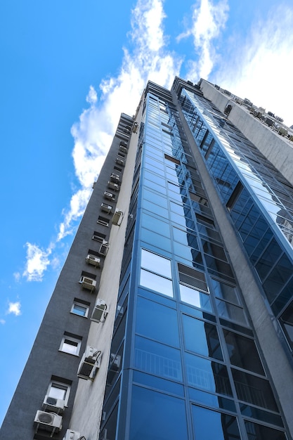 Photo la façade en verre du gratte-ciel de bureaux est faite de verre bleu foncé paysage urbain