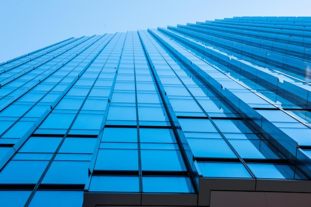 Façade en verre moderne d'un immeuble de bureaux Vue de dessous