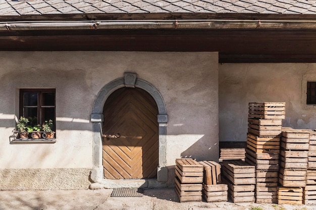 Façade d'une vieille maison dans un village alpin