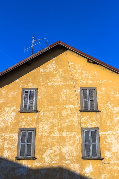 La façade d'une vieille maison avec du plâtre pelé