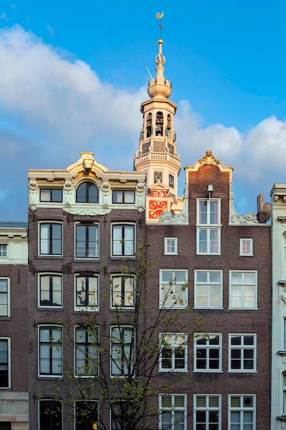 La façade d'un vieux bâtiment en brique à Amsterdam. Hollande...