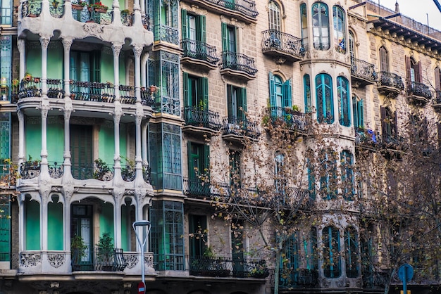 Façades d'appartements dans les rues de Barcelone.