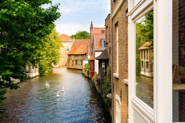 Façades de bâtiments anciens sur canal de la rivière dans la vieille ville touristique, l'Europe.