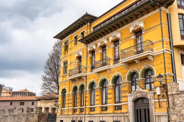 Façades de bâtiments pittoresques au bord de la mer dans la ville touristique de Gijon Asturies Espagne