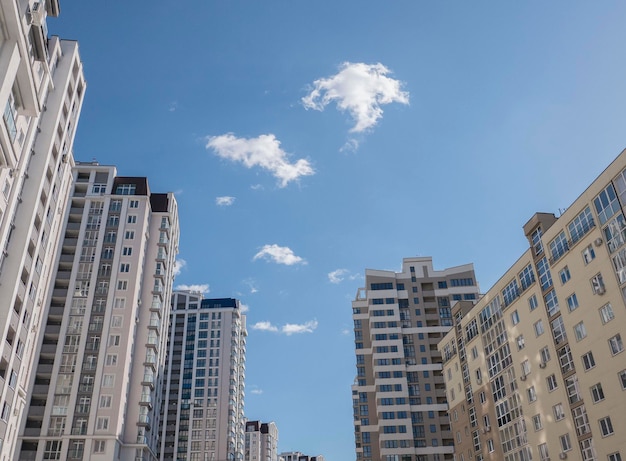 Façades de bâtiments résidentiels vue en contre-plongée contre le ciel