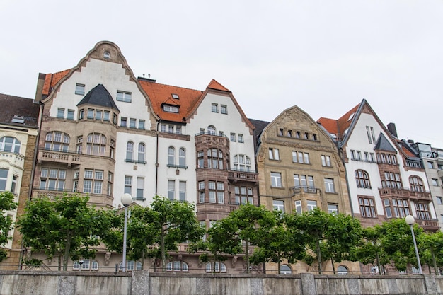 Les façades du quai de Düsseldorf au coucher du soleil