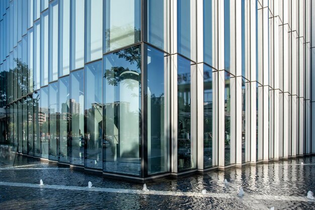 Façades d'immeubles de bureaux du quartier financier et murs-rideaux en verre
