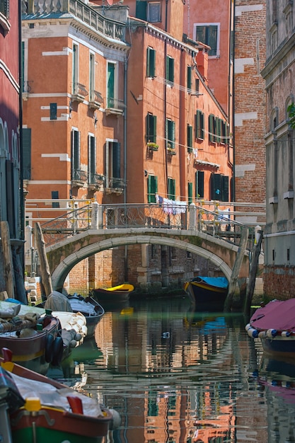 Façades de maisons et canaux à Venise