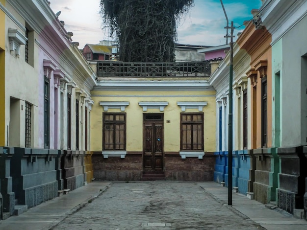 Façades de maisons dans une rue fermée de Lima - Pérou