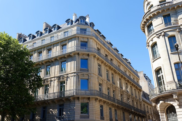 Les façades des maisons françaises traditionnelles avec balcons et fenêtres typiques de Paris