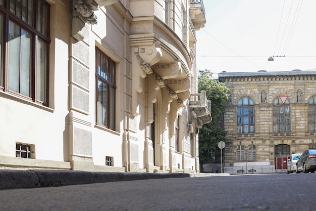 Façades de maisons à Lviv vieux bâtiments contre le ciel