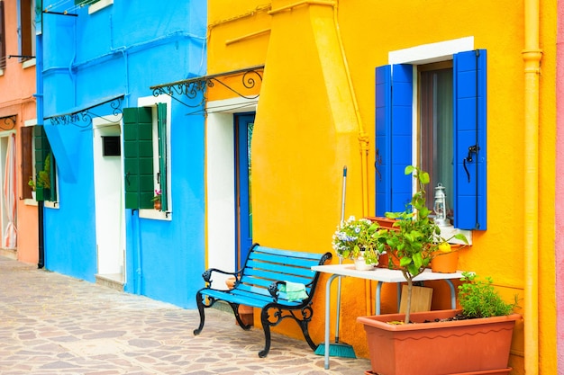 Façades peintes en jaune et bleu des maisons. Architecture colorée dans l'île de Burano, Venise, Italie