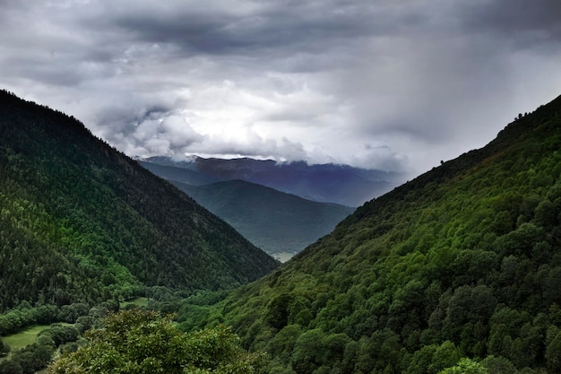 Face aux montagnes françaises