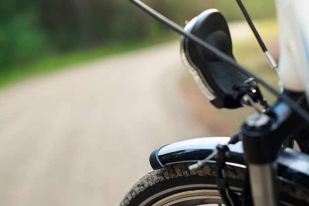 Face avant du vélo dans la forêt DOF