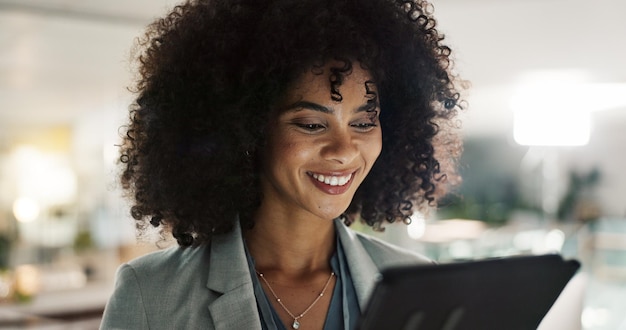 Face femme et tablette avec le sourire pour l'innovation commerciale et la recherche créative au bureau sur le lieu de travail Employé technologique et personne heureuse pour la planification de projets en ligne et le réseautage