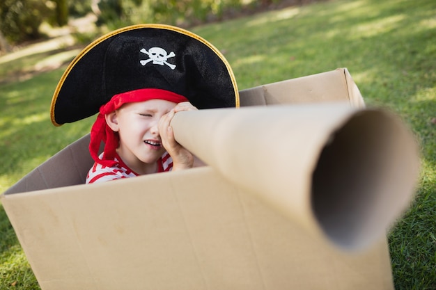 Photo face à un petit garçon se faisant passer pour un pirate