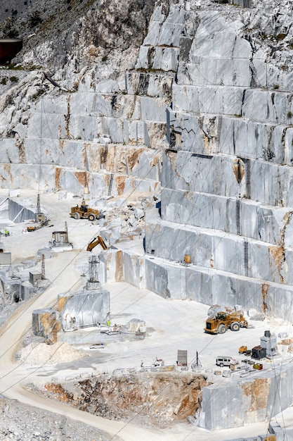 Face rocheuse en terrasse en fonte ouverte dans les mines de marbre de Carrare