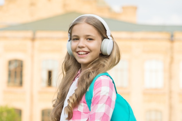 Facile à écouter et à rêver. Une fille heureuse aime écouter de la musique. Les petits enfants pratiquent les compétences d'écoute. Cours d'écoute. Apprentissage à distance. Formation à distance. L'école et l'éducation. Vie moderne.