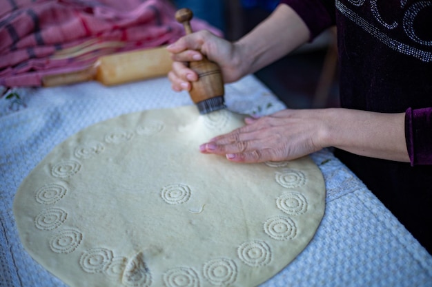Photo une façon traditionnelle de cuisiner le pain en asie centrale ouzbékistan khiva l'oasis agricole de khoresm citadelle