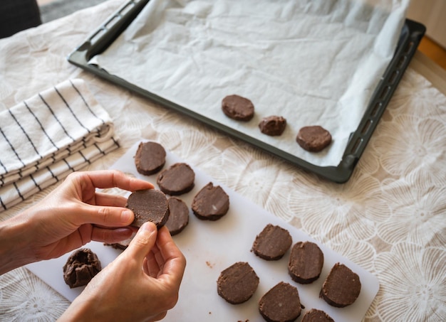 Façonner des biscuits au cacao avec les mains