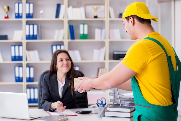 Facteur livrant un colis au bureau