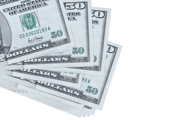 Les factures en dollars américains se trouvent en petit groupe ou pack isolated on white