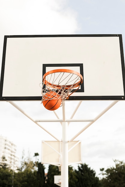 Photo faible angle de panier de basket