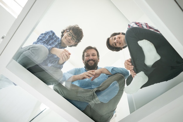 Faible angle de père et fils assis sur le verre