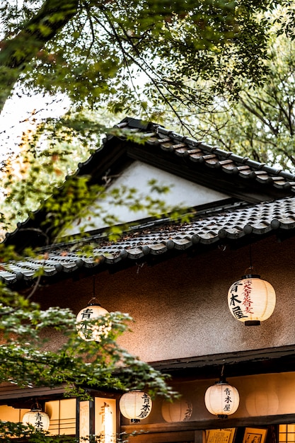 Faible angle de la structure japonaise avec des lanternes