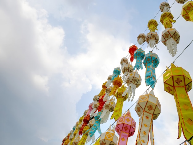 Faible angle de vue de lanternes thaïlandaises traditionnelles colorées décorées pour la célébration du nouvel an