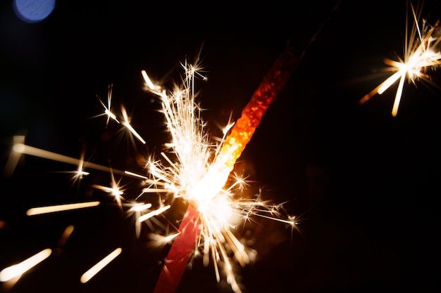 Photo faible profondeur de champ sparkler éclaircissant sur le fond noir