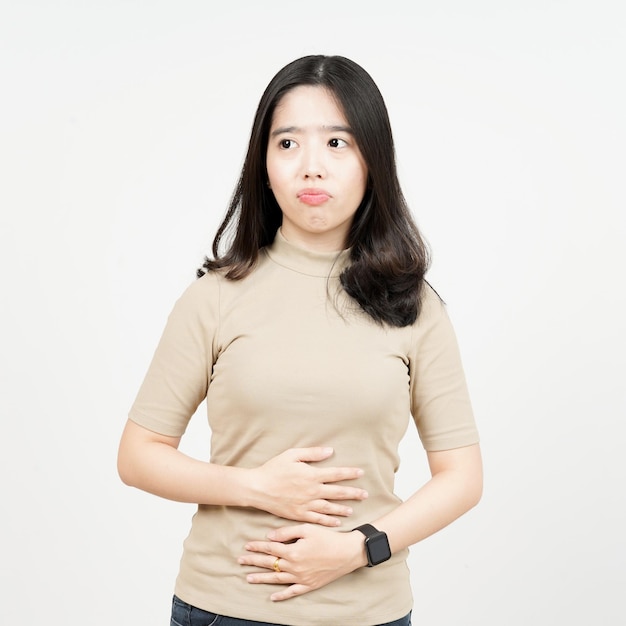 Faim veulent manger et toucher l'estomac de la belle femme asiatique isolé sur fond blanc