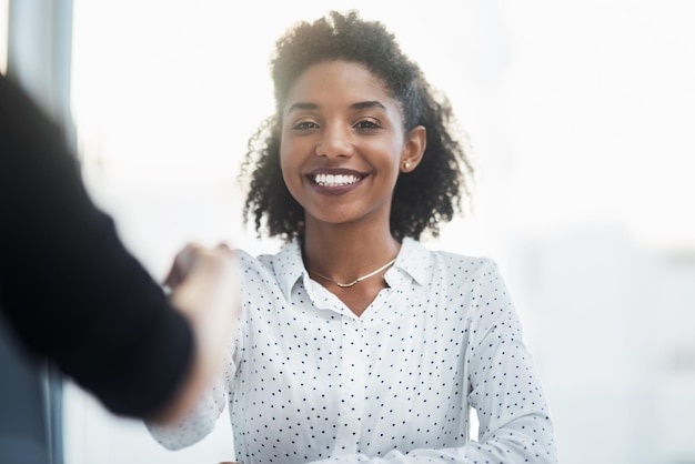 Photo faire des affaires est ce qui permet de le faire photo d'une jeune femme d'affaires serrant la main d'un collègue dans un bureau moderne