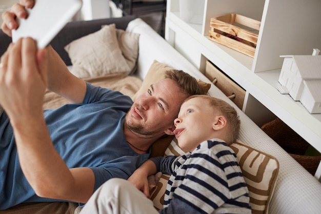 Faire un autoportrait avec son fils