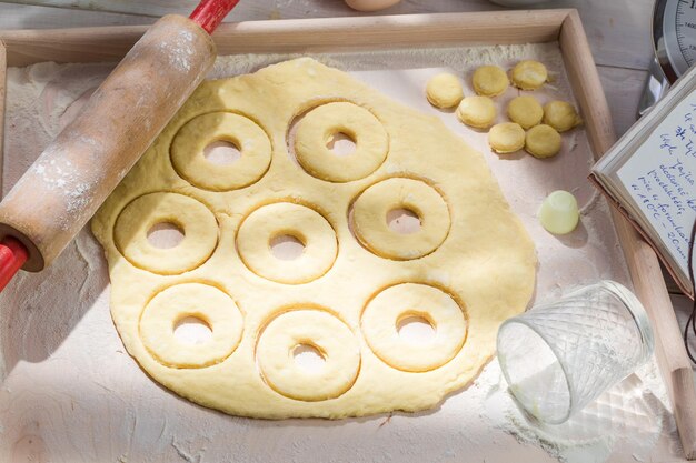 Faire des beignets maison dans la cuisine rustique